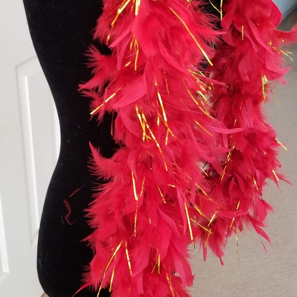 65-45 Gram Chandelle Feather Boa Bright Red W/Gold - Picture 8 of 8